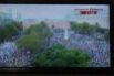 Ecran de tv suivi en directe par les participants la paza de Mayo est noire de monde nous ne pourrons pas y accéder