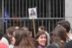 beaucoup d'argentins portent des pancartes avec les photos des membres de leur famille disparus ou tué pendant les anées noires de la dictature